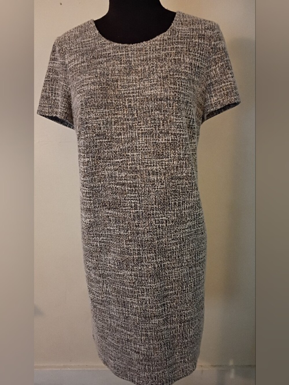 Classic Short-Sleeve Tweed Shift Dress in Black & Cream